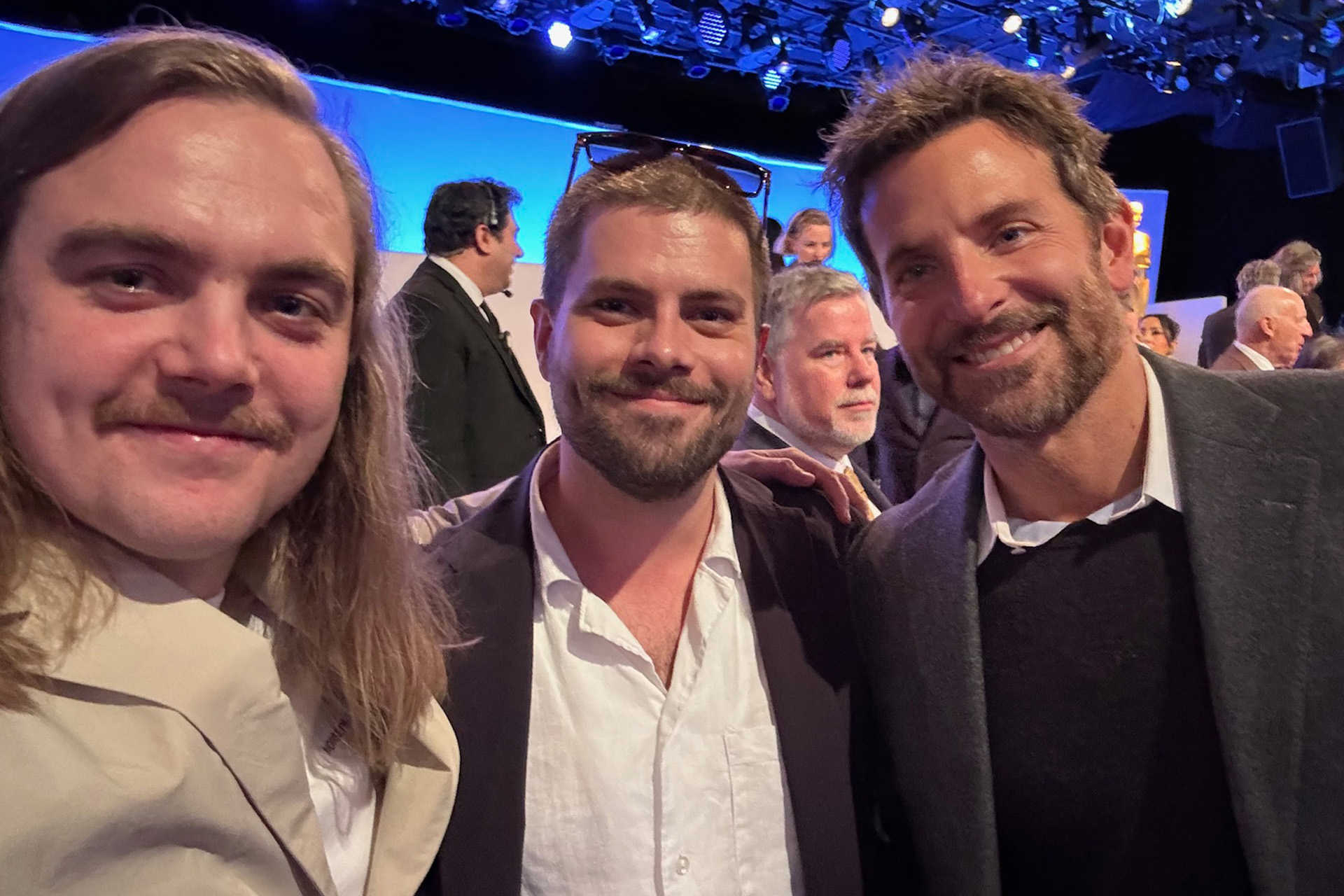 Her er det Bradley Cooper, som Jalabert-drengene har taget en selfie med. Bradley Cooper er nomineret til en Oscar i kategorien 'Bedste mandlige hovedrolle' for sin præstation i filmen MAESTRO. Privatfoto.